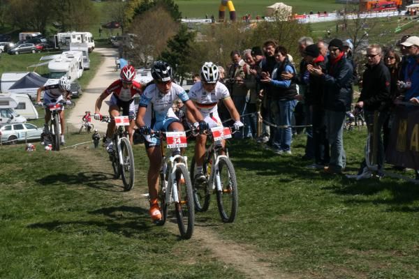 Elisabeth Brandau (entral Haibike Pro Cycling) at the front of the women's lead group.