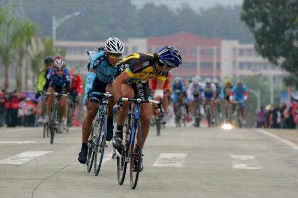 Vitaliy Buts (Ukraine) and Wang Mei Ying (Trek Marco-Polo) try to shake things up approaching the second KOM.
