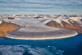 At the beginning of the Quaternary period, glaciers crept down from Greenland to coveThis photo shows a glacier in North Greenland.