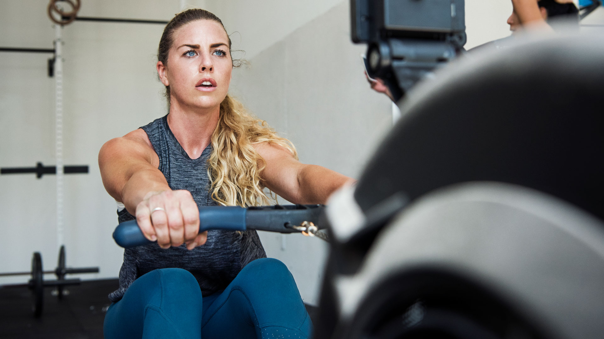 What is LISS cardio? Woman rowing on a rowing machine