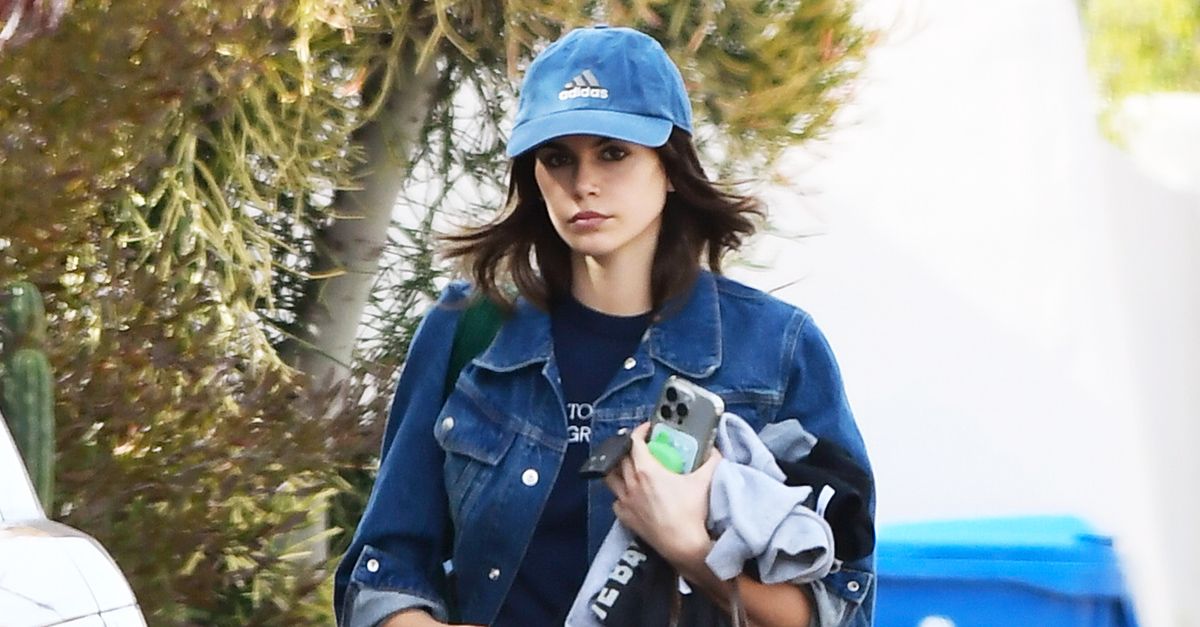 Prada, Khaite และ Coach กำลังตรวจสอบแนวโน้มการต่อต้านกระเป๋าที่ Kaia Gerber เพิ่งสวมใส่