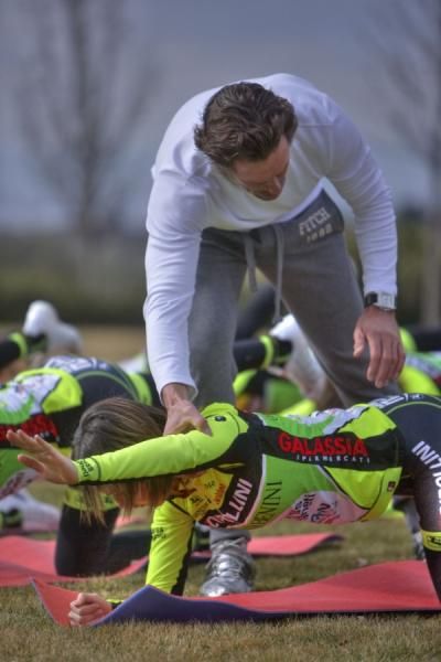 Mario Cipollini helps out with some core exercises.