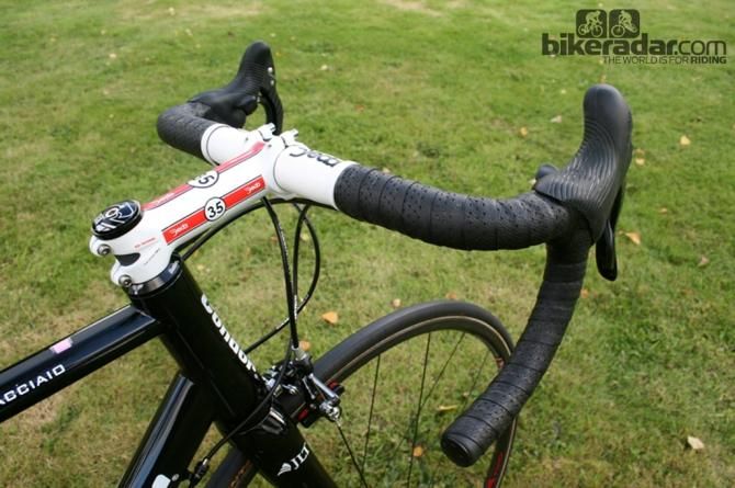 The Condor Super Acciaio is fixed with a stand out white Deda Elementi 35 stem and handlebar combination