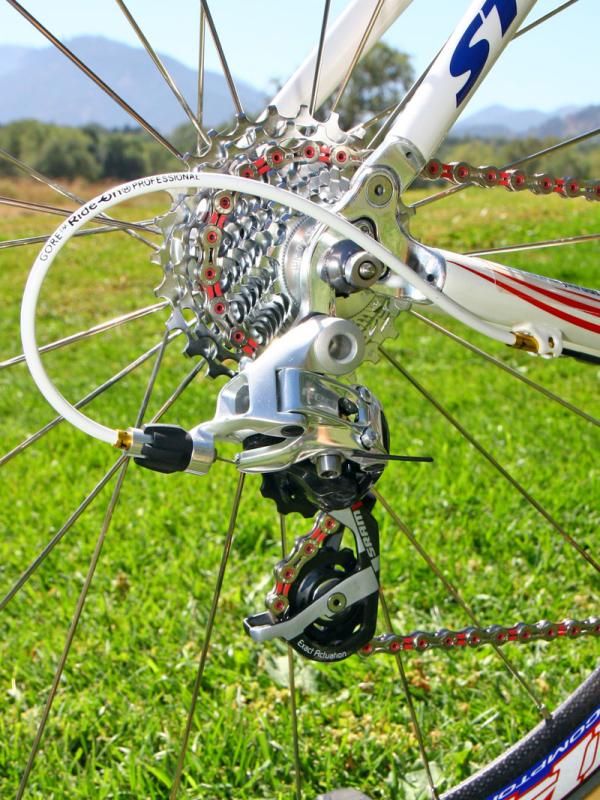Gore Ride-On sealed cables help keep the SRAM Red rear derailleur working reliably in foul weather.