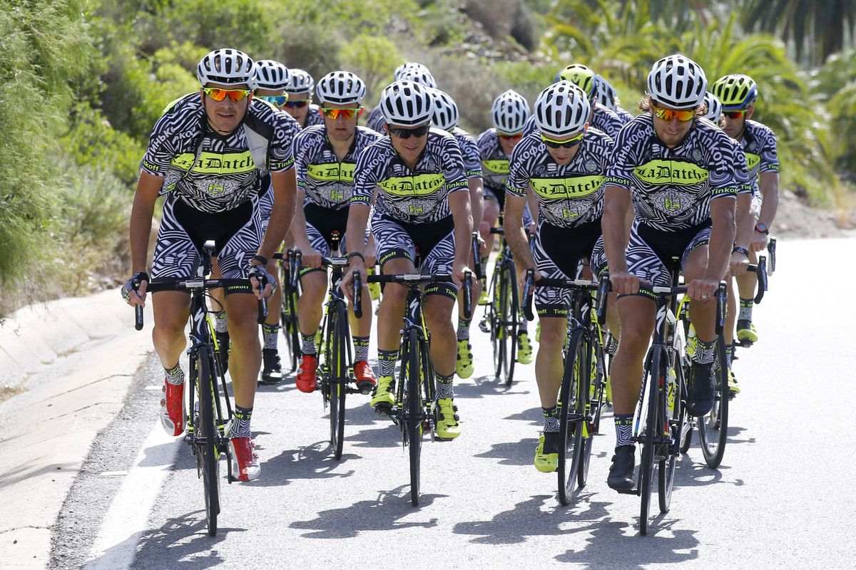 Freetp org. Tinkoff Cycling Team 2016. Велокоманда Tinkoff Restaurants. Велосипедист в шортах тинькофф. Men Racing Team.