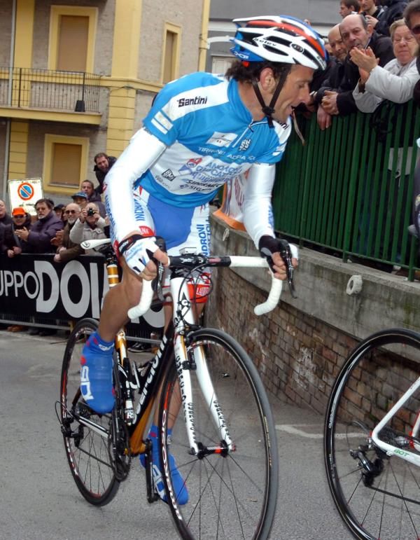 Michele Scarponi (Androni-Giocatollo) tries to stay glued to Garzelli's wheel