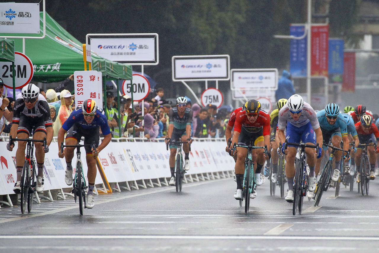 Fabio Jakobsen (Quick Step Floors) won with a final bike throw