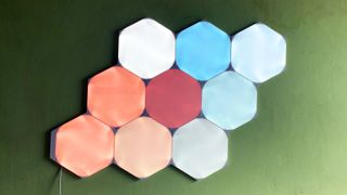 Nanoleaf Shapes Hexagoner monterade på vägg.