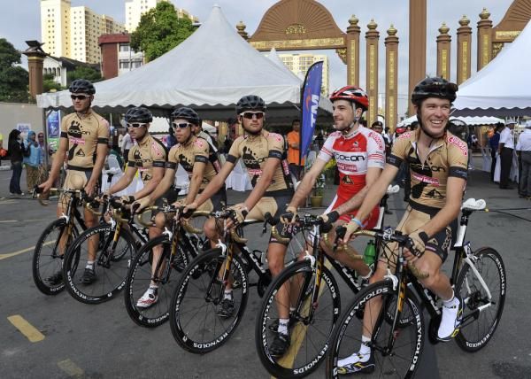 Footon-Sevetto-Fuji Team from Spain, posed after signed on stage 1 TDL 2010, March 1, 2010.