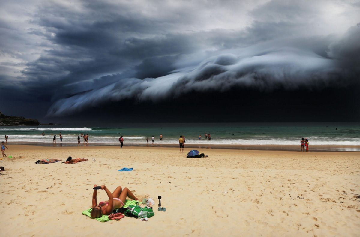 Rohan Kelly - Storm Front on Bondi Beach (Nature, first prize singles)