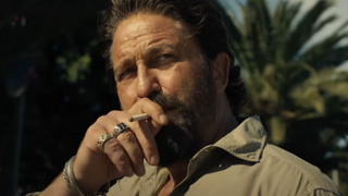 Gerard Butler smoking in Den of Thieves 2