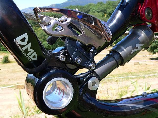The Direct Mount Derailleur system allows the front derailleur to track the chain as the suspension moves through its travel.