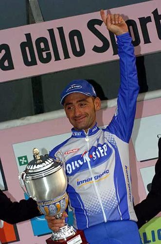 Paolo Bettini (Quickstep) salutes with his trophy