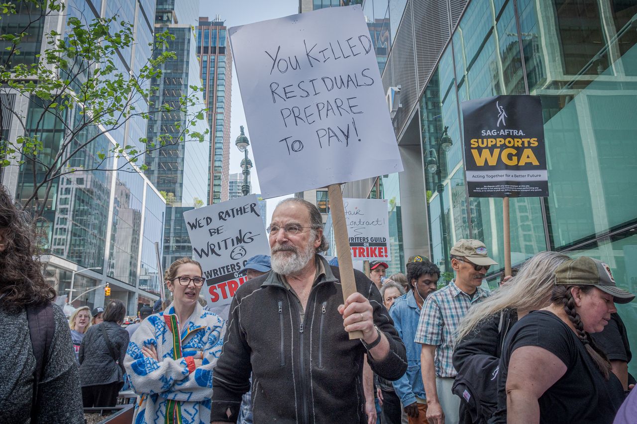 Mandy Patinkin on a writers strike picket line