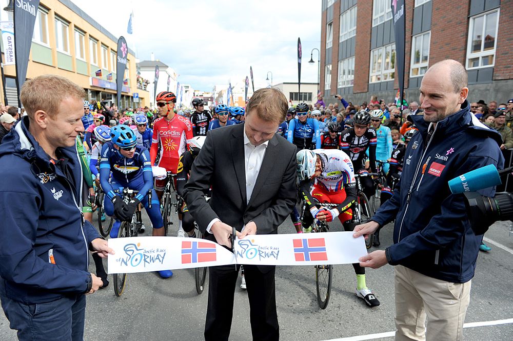 Knut-Eirick Dybdal and Jean-Etienne Amaury with Bard Glad Persersen, Stratssekretaer UD, on the starting line