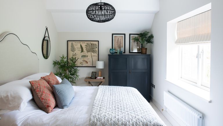 20 Small Bedroom Ideas Stylish Looks, Black Bookshelf Headboard Full Size Bedroom Ideas