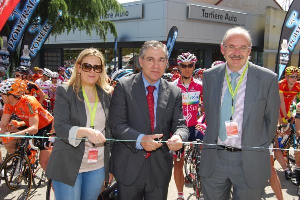 Cutting the tape at the start of Subida al Naranco