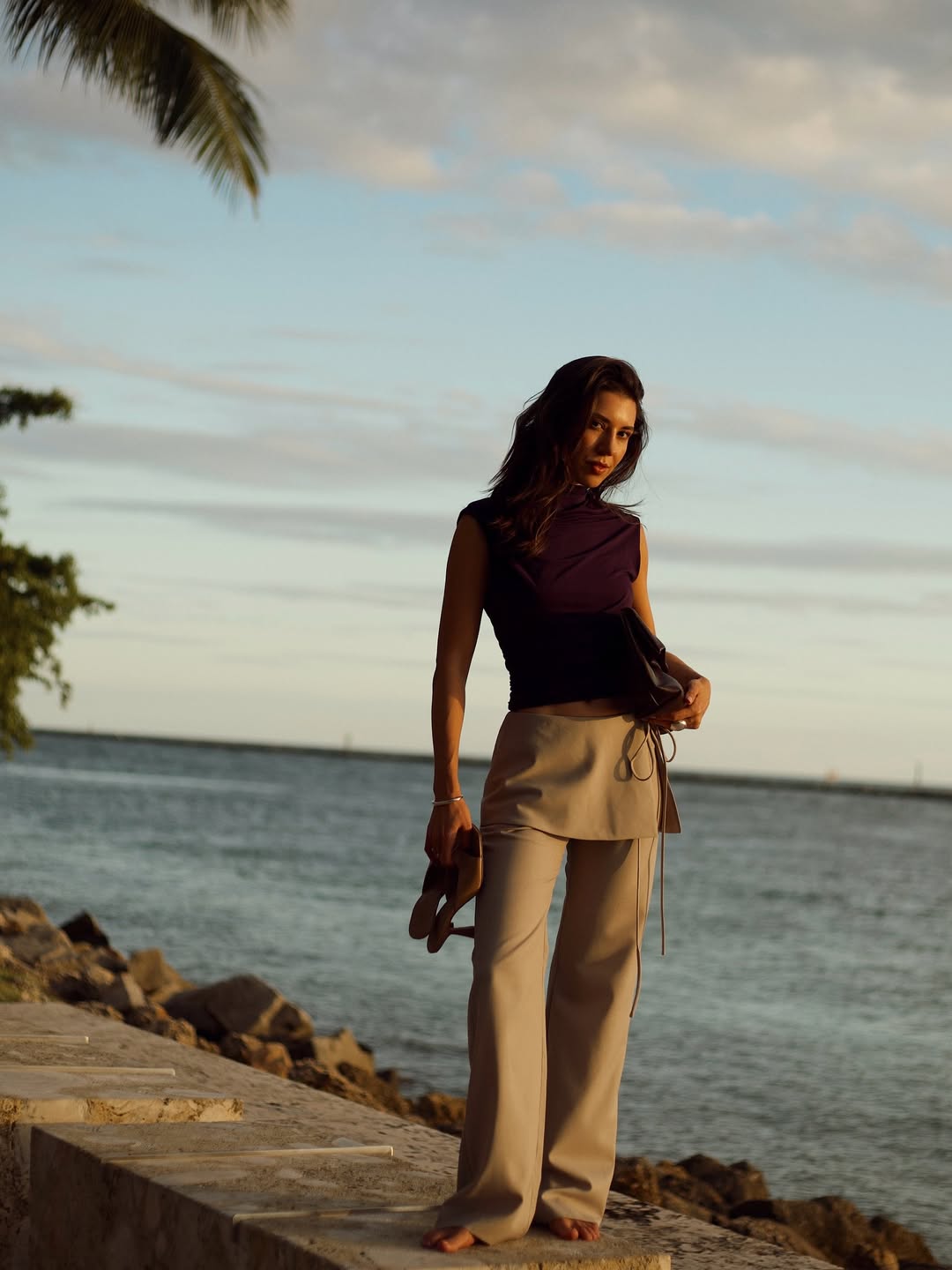 Influencer Daniela Moreno wearing beige overlay trousers.