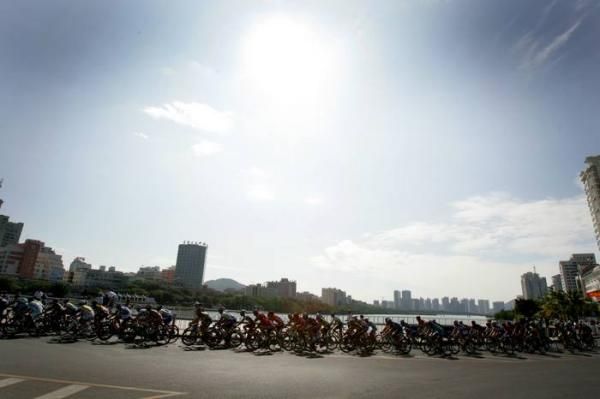The peloton round a corner on a fine Sanya morning.