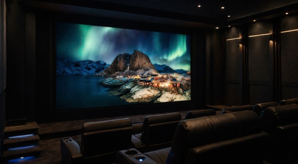 Apakah ini home theater terbaik? Dinding mikro-LED dengan kualitas visual bersertifikasi bioskop, dan sistem suara internal 14.8.8 saluran — ya, Anda membaca angka-angka tersebut dengan benar