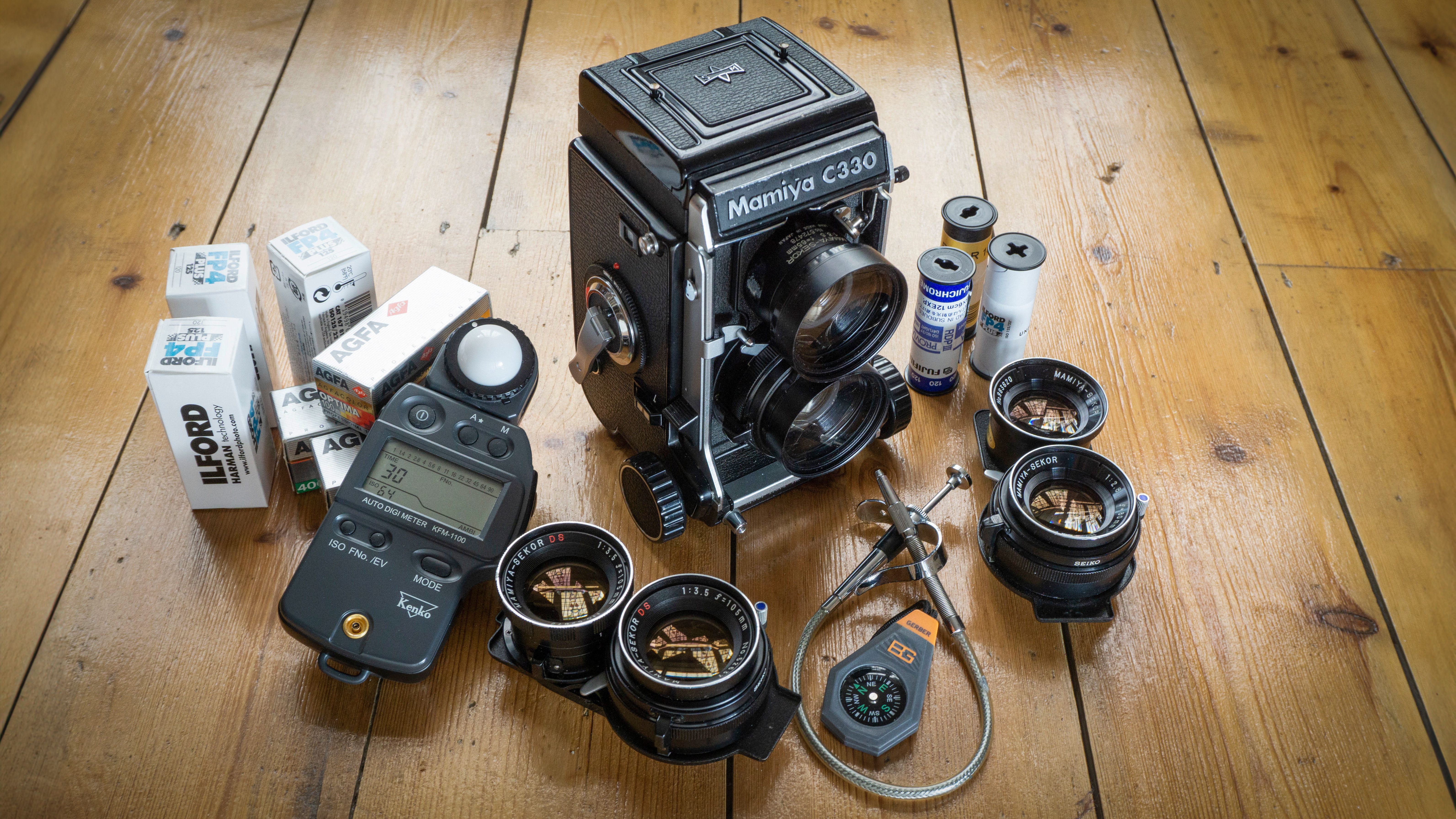 TYG6C3 vintage mamiya c 330 TLR camera with accessories