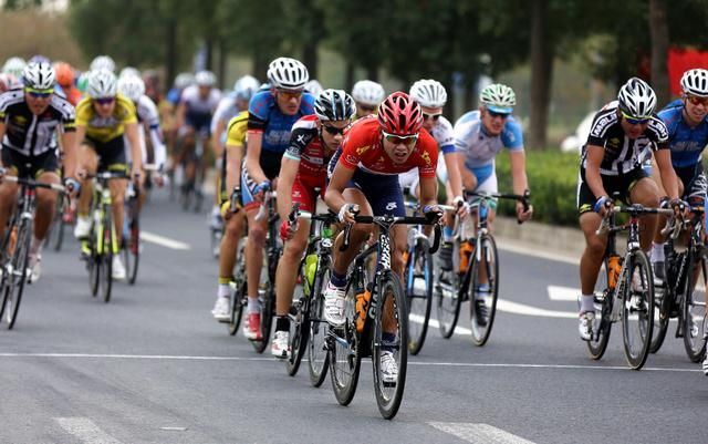 The remainder of the peloton at one of the intermediate sprints.