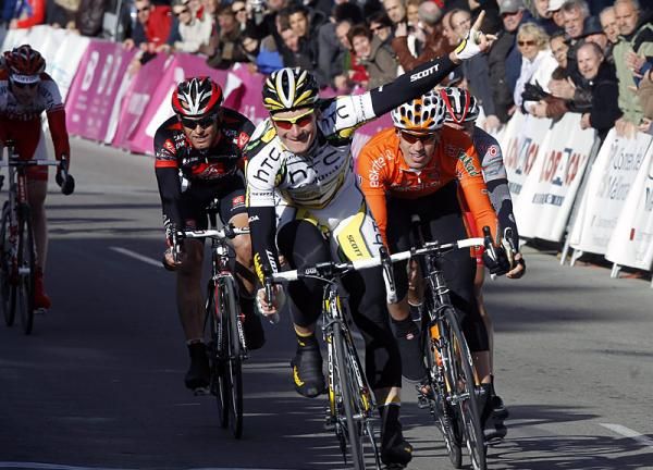 Andr&eacute; Greipel (Team HTC - Columbia) outsprints Koldo Fern&aacute;ndez (Euskaltel - Euskadi) to take the win.