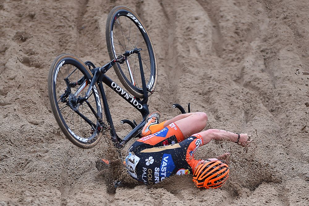 Tim Merlier (Bel) crashes in the sandat Zonhoven.