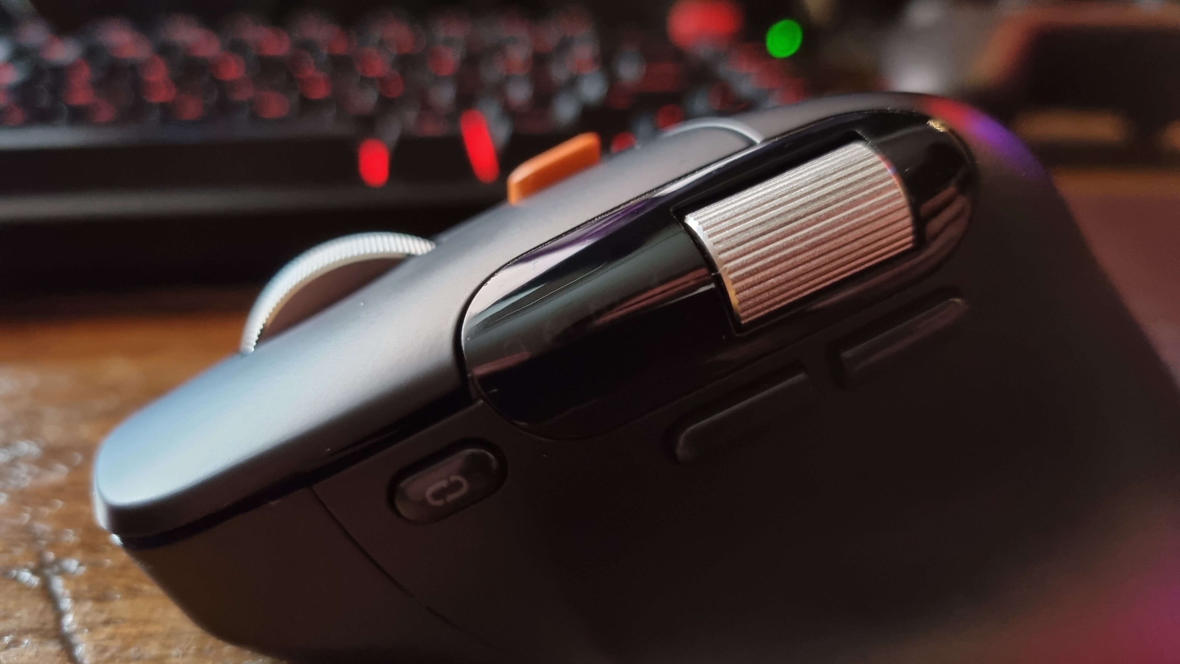 The side scroll wheel of the ProtoArc EM25