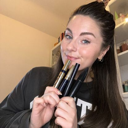 Image of Tori Crowther holding the Estée Lauder mascaras