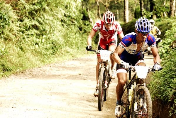 Federica Ramirez races just ahead of Rom Akerson