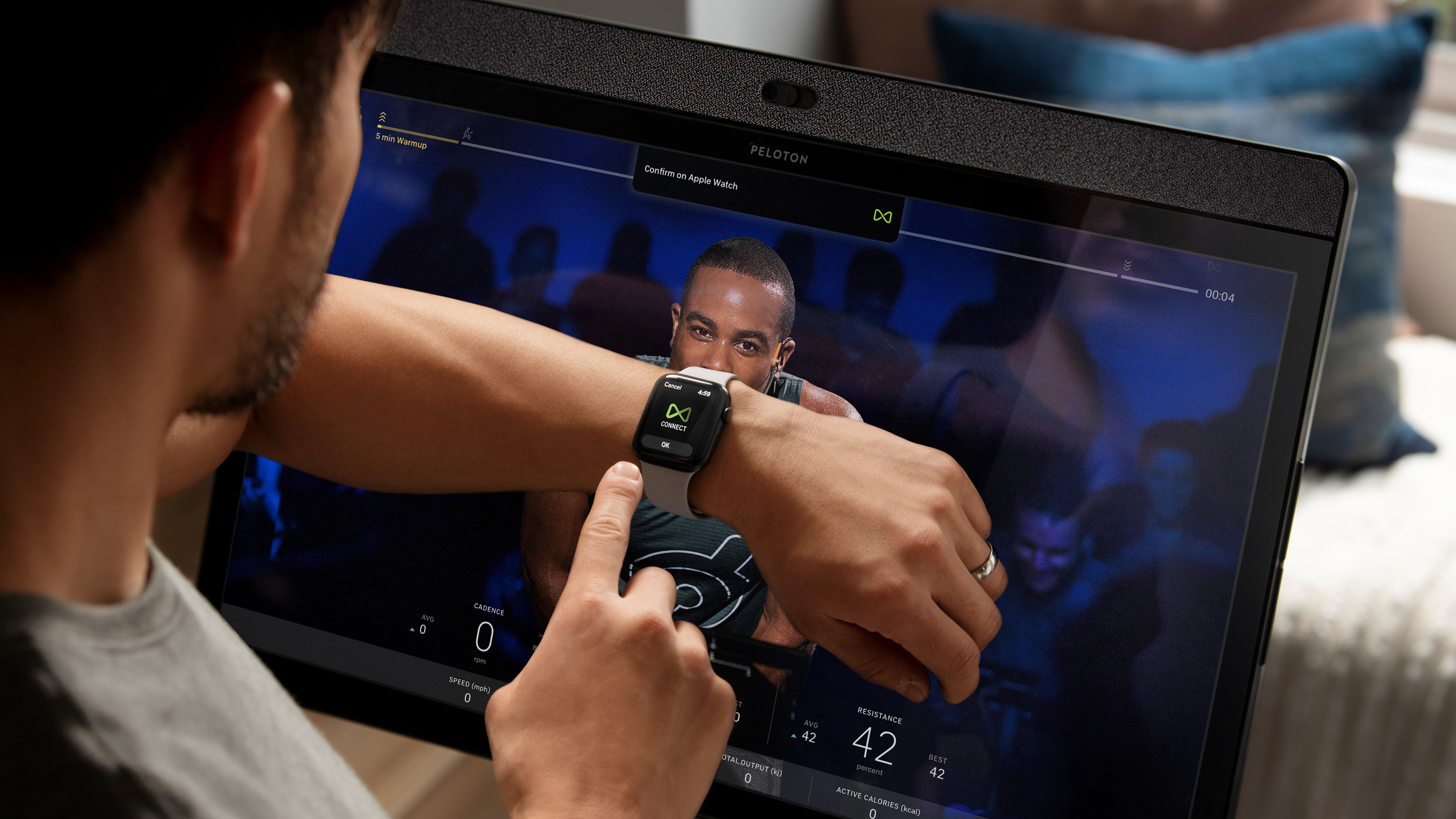 Mann mit Apple Watch und Peloton Bike Plus