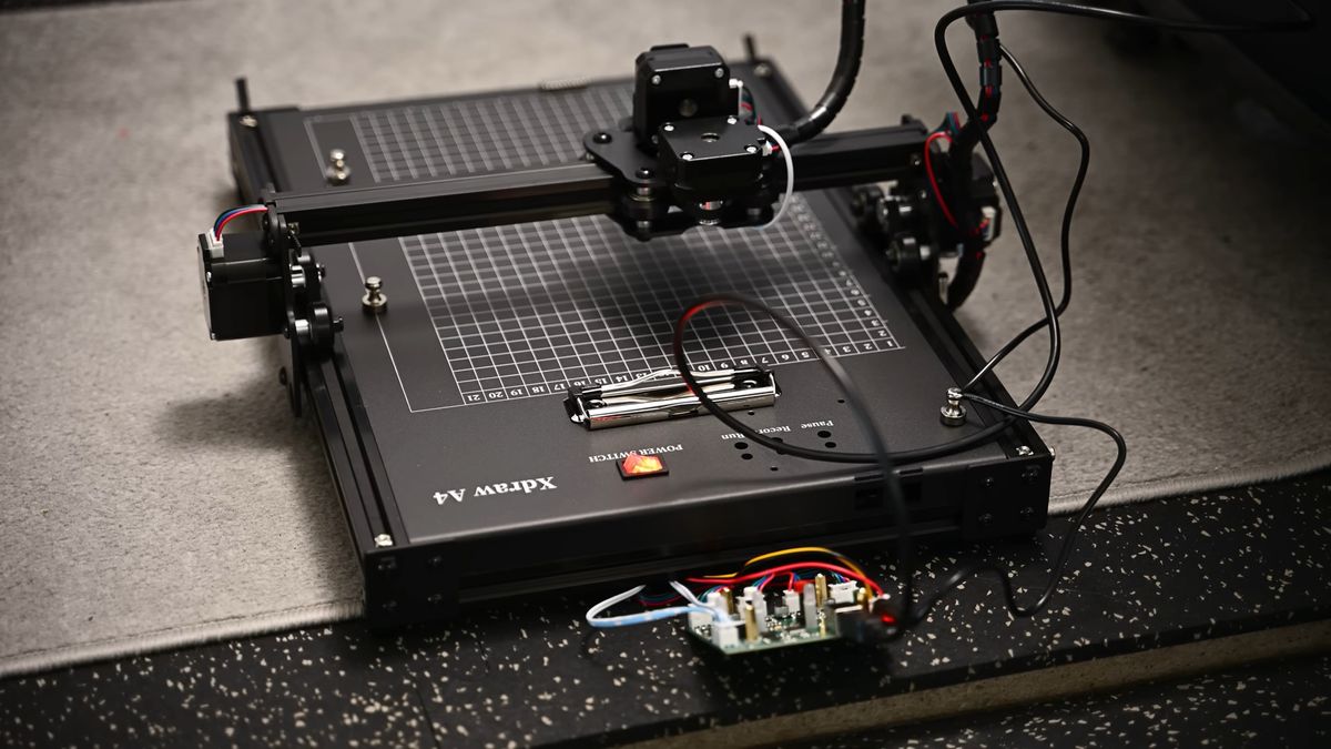 Motorized mouse pad aim assist system