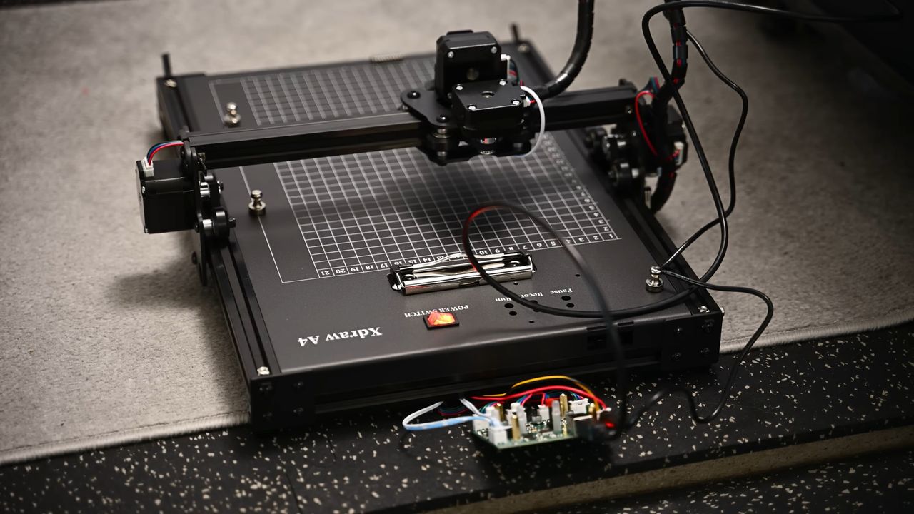 Motorized mouse pad aim assist system