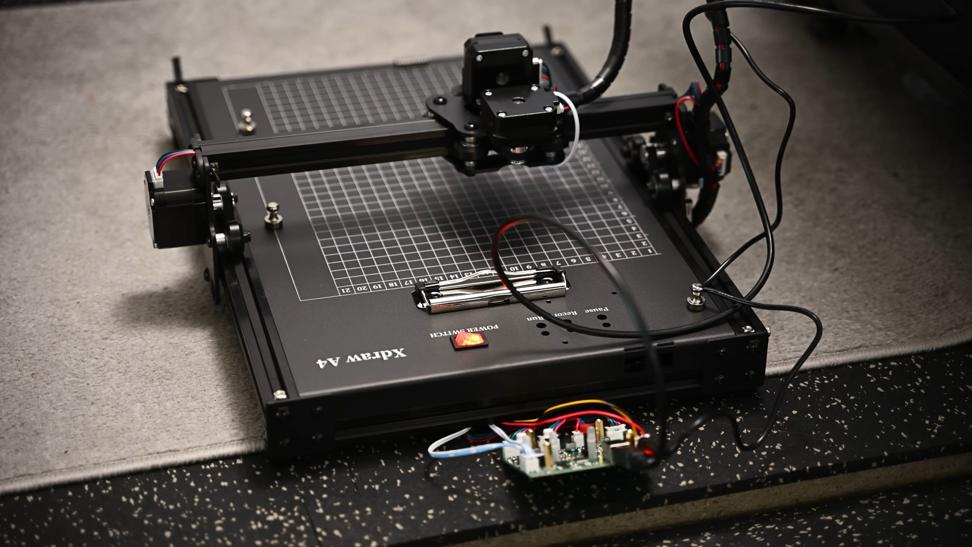 Motorized mouse pad aim assist system 