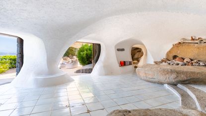 Villa Pieds Dans L'Eau, Cavallo, an organic villa by Savin Couëlle