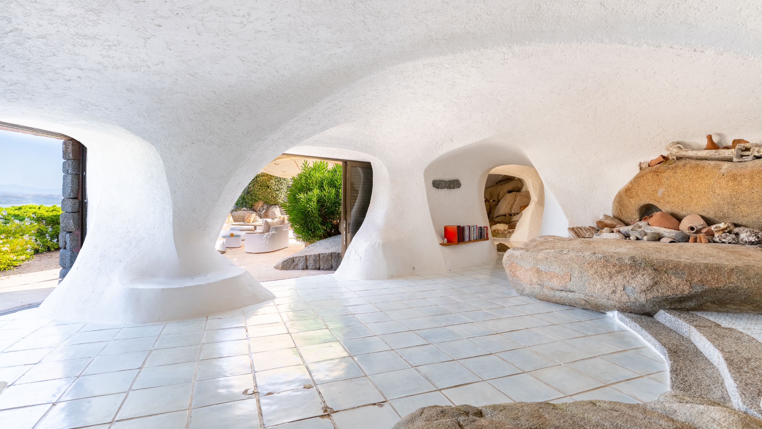 Villa Pieds Dans L'Eau, Cavallo, an organic villa by Savin Cou&euml;lle