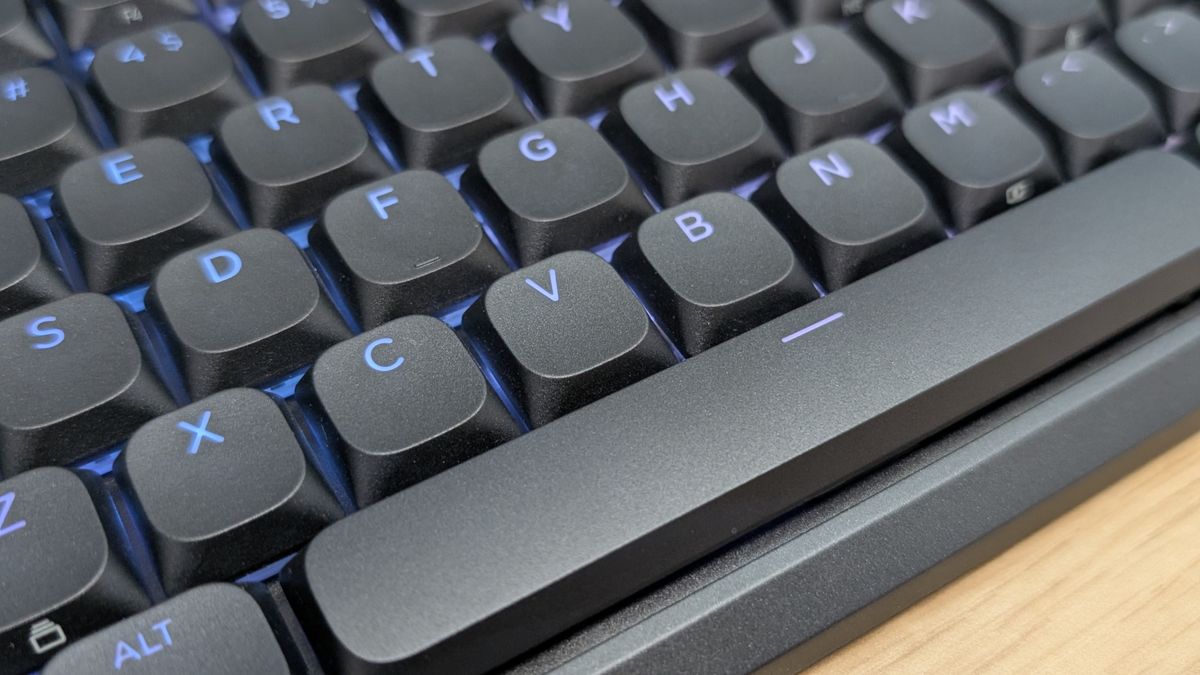 Corsair Vanguard Air 99 Wireless keys close up low brightness