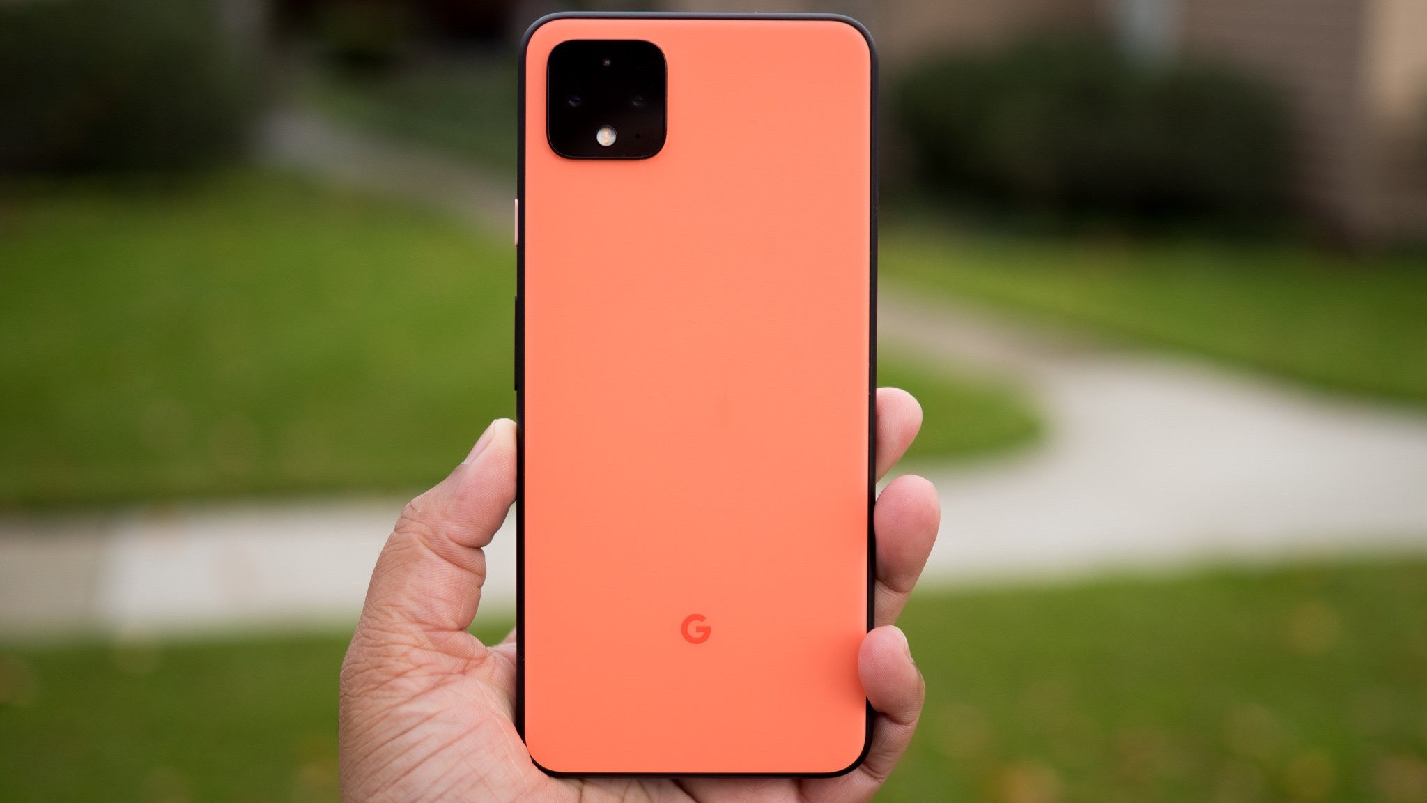 Pixel 4 con acabado mate en la mano