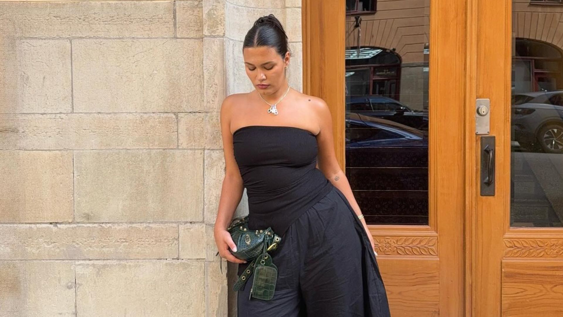 Influencer @isabellecoheen wears balloon trousers with strappy heels and a strapless top.