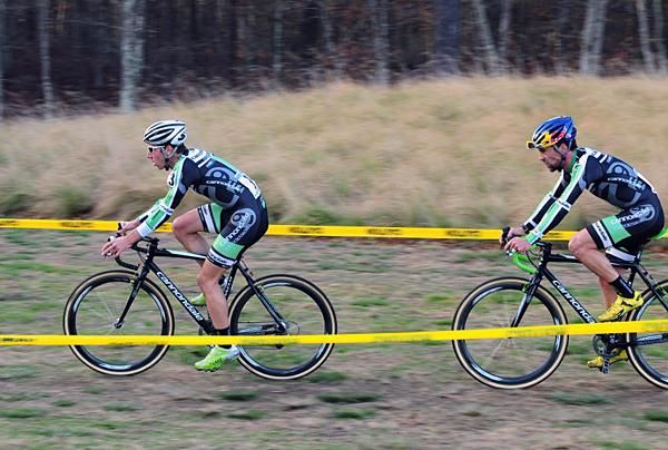 Jeremy Powers (Cannondale-Cyclocrossworld) leading Johnson mid-race.