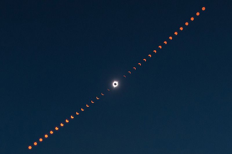 Stunning Photo Shows Total Solar Eclipse's March Across Oregon Sky Space