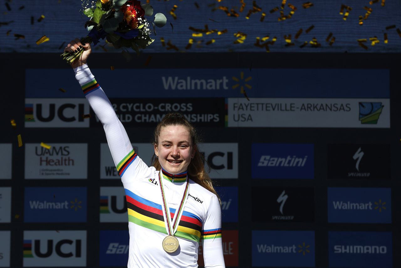 Zoe Backstedt after winning the junior women&#039;s race at the 2022 UCI Cyclo-cross World Championships