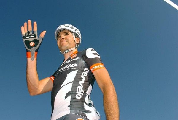 Carlos Sastre (Cervelo TestTeam) waves to the crowd at the start in Cuneo.