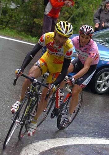 Leonardo Piepoli leads Basso as they make their way to the summit