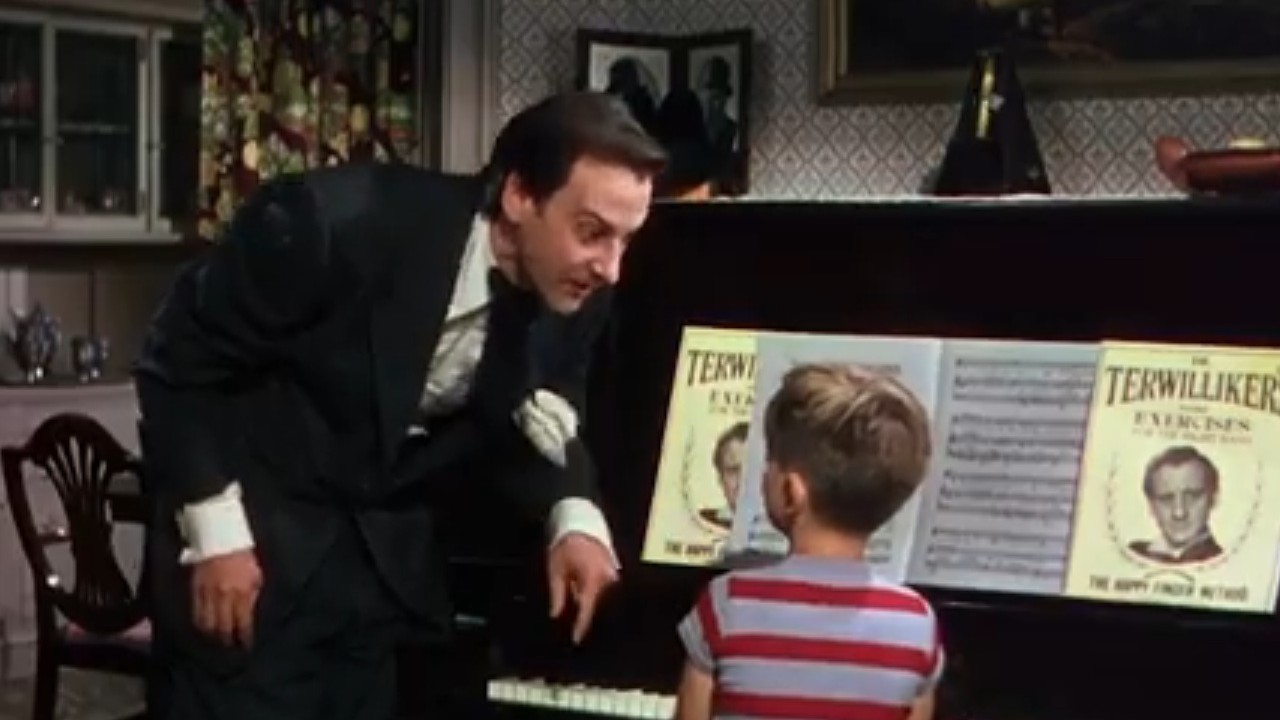 『ドクターTの5,000本の指』で若いトミー・レッティグにピアノを弾くよう叱るハンス・コンリード