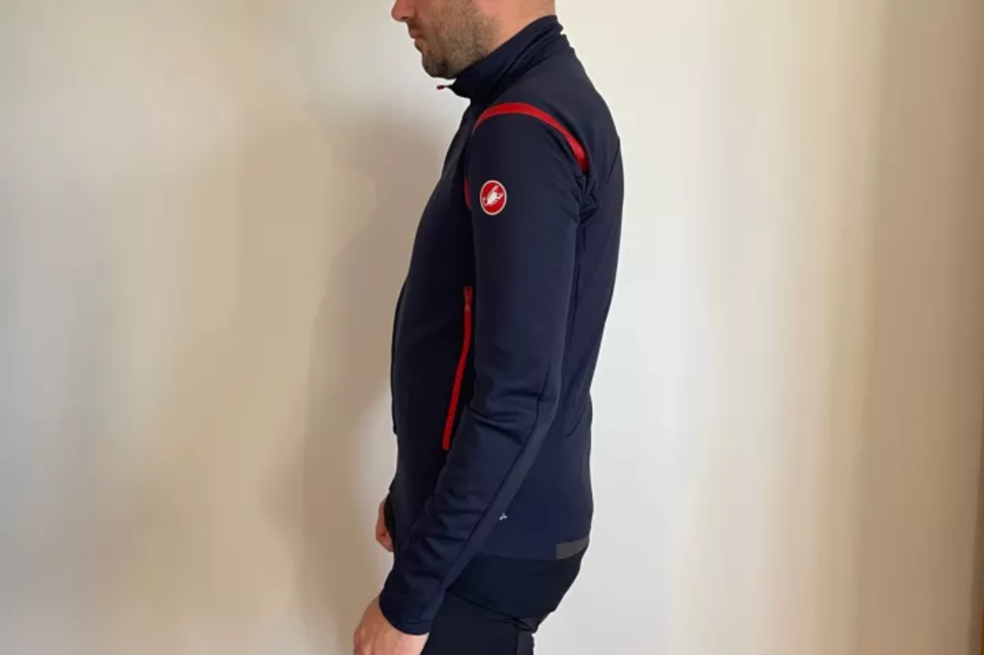 Image shows a rider wearing a Castelli Perfetto ROS long sleeve jacket.