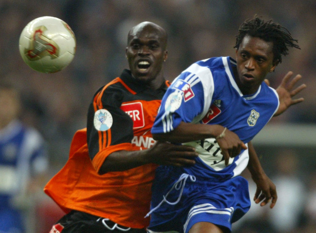 Bastia Guinean Moralaye Soumah (R) vies with Lorient forward Eli Kroupi during the French Cup final at the Stade de France in Saint-Denis, 11 May 2002.