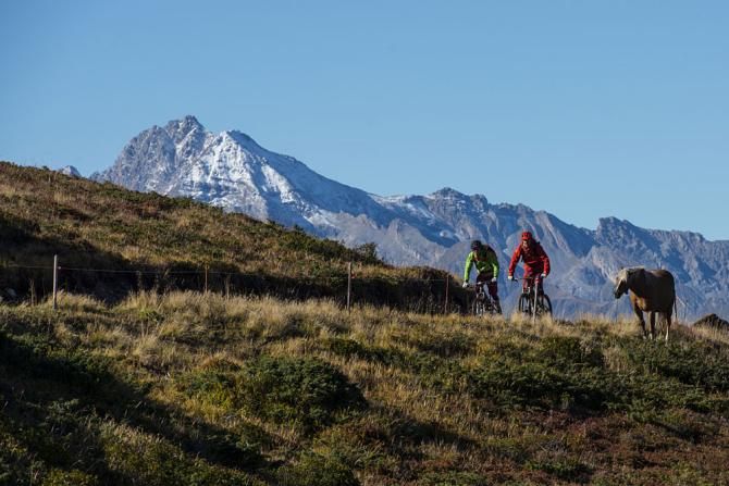 Thomas Frischknecht and Thomas Giger fly downhill