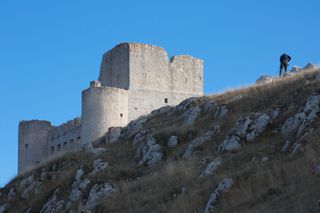 Rocca Calascio (AQ), la foto è stata realizzata durante una splendida giornata, ma l'orario in cui è stata scattata ne condiziona la luce che risulta piuttosto statica